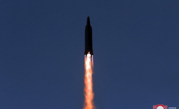 Северна Корея е изстреляла две балистични ракети с малък обсег,