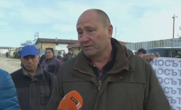 Земеделци от Вълчи дол излязоха на протест срещу ВЕИ парк
