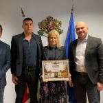 Министър Димитров връчи грамота на български туроператор, получил официално признание за световен рекорд за групово изкачване на Килиманджаро