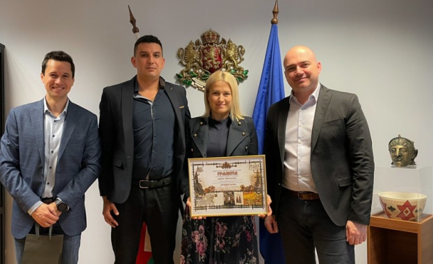 Министър Илин Димитров отличи български туроператор записал името си в