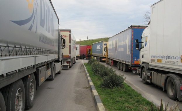 Километрична опашка от тежкотоварни камиони блокира движението в района на