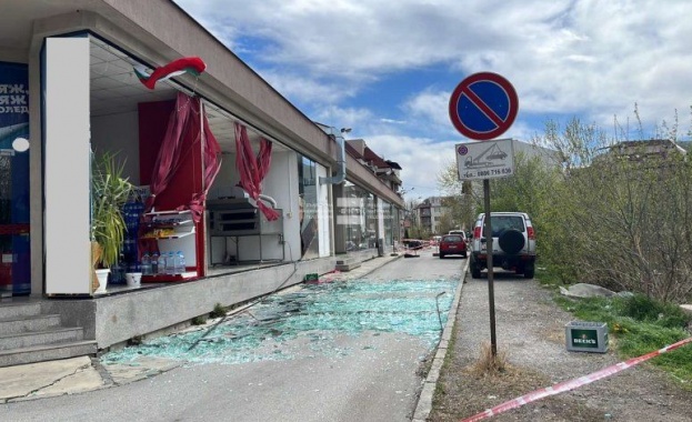 Ураганен вятър със скорост над 100 км ч счупи стъклената витрина