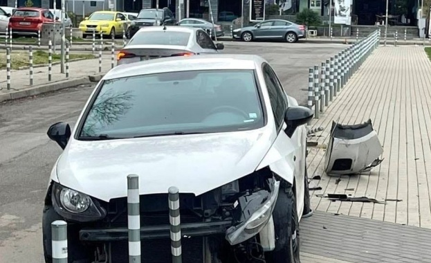 Шофьор помете серия от колчета на тротоар в София Това