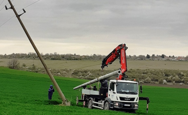 Стоманобетонен стълб се счупи вследствие на бурния вятър тази седмица