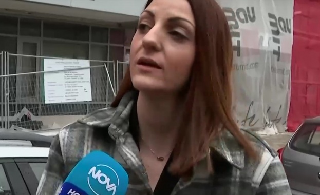 Неизвестни успяха да оберат колата на майка докато взима детето