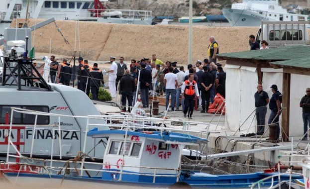 Корабът Оушън вайкинг, нает от хуманитарната неправителствена организация SOS Средизмно