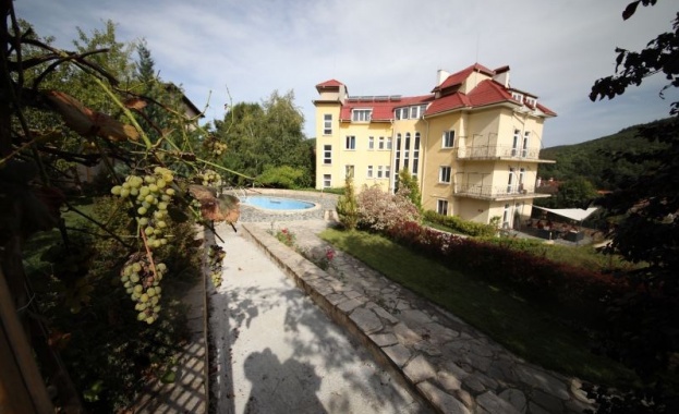 Как се гарантира безопасността на пациентите в дом за стари хора? 