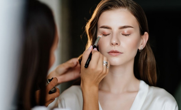 Ламиниране на мигли е козметична процедура за удължаване и удебеляване