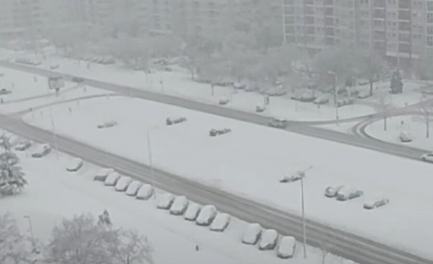 Новото застудяване и снегът затрудняват и забавят движението в повечето