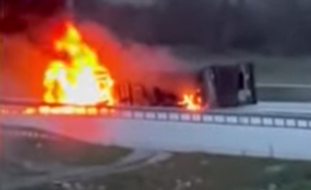 Тир с българска регистрация се е преобърнал на магистрален път