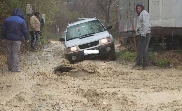 Жители на варненския квартал Изгрев излязоха на мирен протест с