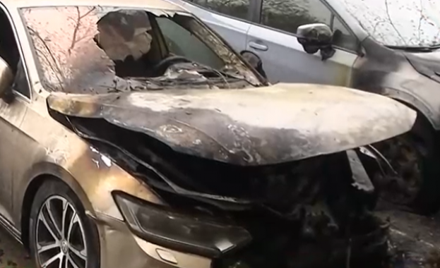 Запалиха два автомобила в центъра на Русе.
Изгорели са две коли