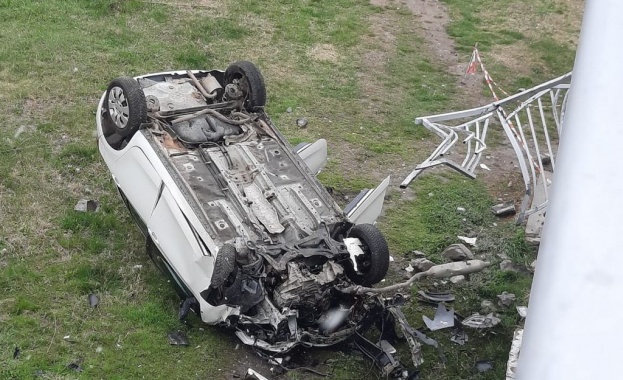 Кола падна от моста на столичния кв Филиповци и се