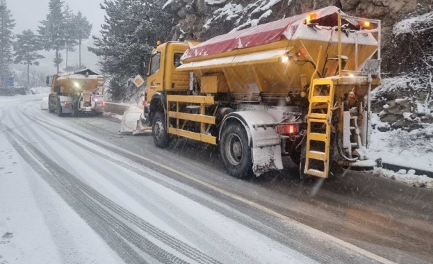 65 машини почистват републиканските пътища в районите със снежна покривка