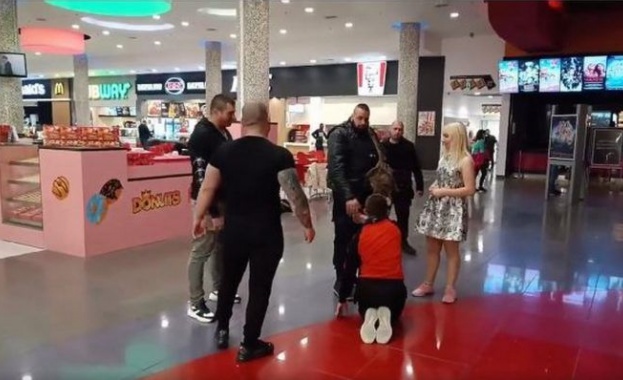 Момчето заснето в унизителен клип в Пловдив заедно с Чеченеца