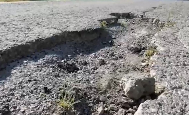 Огромни дупки в сухо време малки водни басейни по време