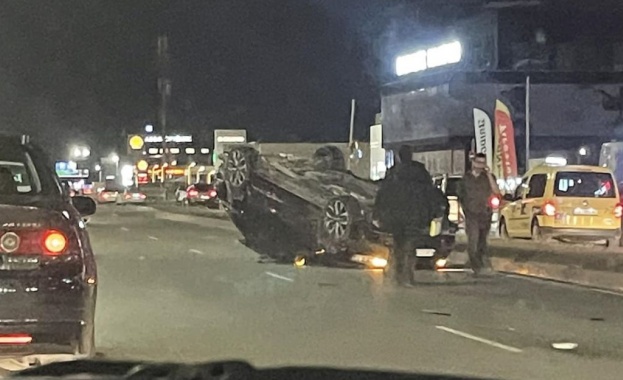 Кола се преобърна по таван на Околовръстния път в София