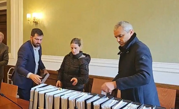Възраждане внесоха събраните подписи за референдума за запазване на българския