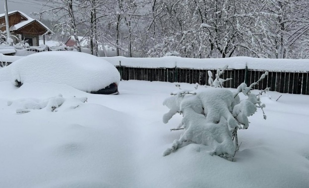 Сняг затрупа Румъния, пътищата са блокирани