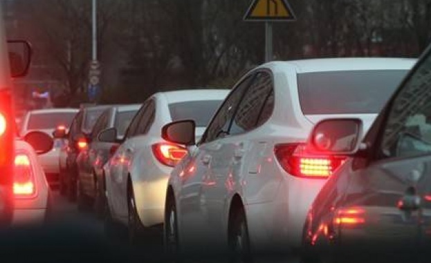 Временно движението в тунел Люлин на автомагистрала Струма се извършва