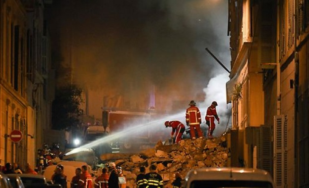 Най-малко петима души са пострадали при срутване на жилищна сграда