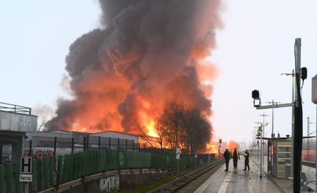 Два склада горят в северния германски пристанищен град Хамбург от