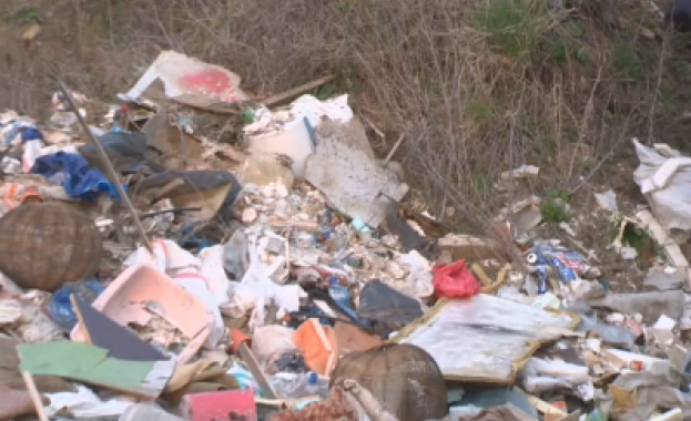 Тонове боклуци са струпани край стената на язовир Панчарево В
