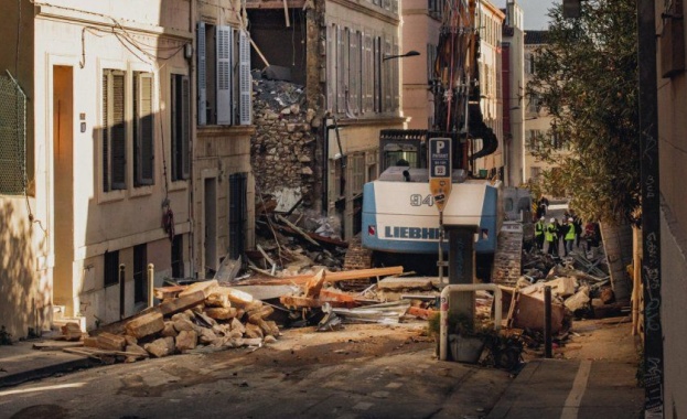 Две тела са били открити в развалините на сградата която