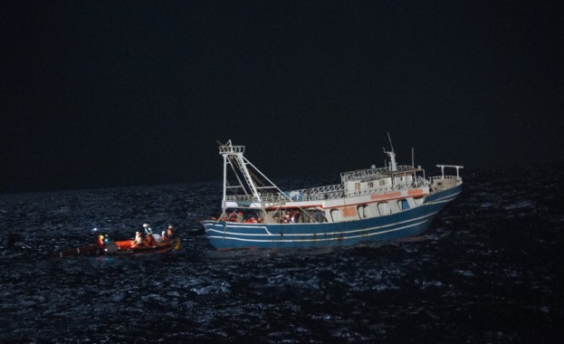 Лодка с 400 мигранти бедства в Средиземно море между Гърция и Малта