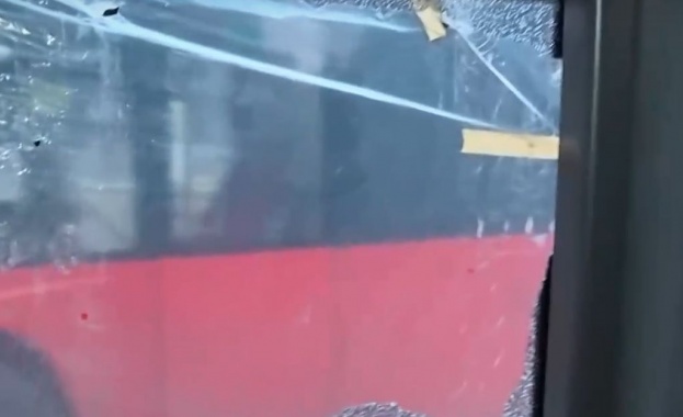 Мъж хвърли камък по движещ се автобус на градския транспорт