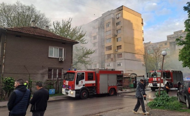 Двама души са пострадали при пожар в един от жилищните