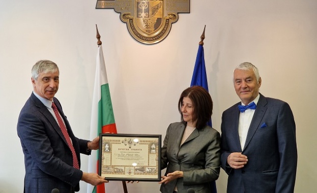 Председателят на Българския Червен кръст акад Христо Григоров връчи почетна