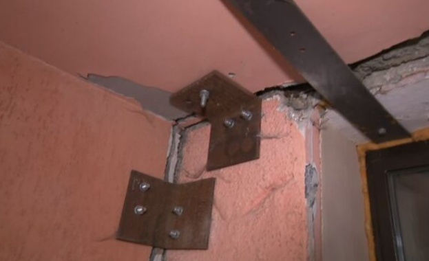 Защо жилищна сграда в София е укрепена с винтове