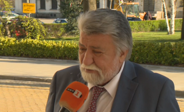 Като за папата ще чакаме белия дим надявам се