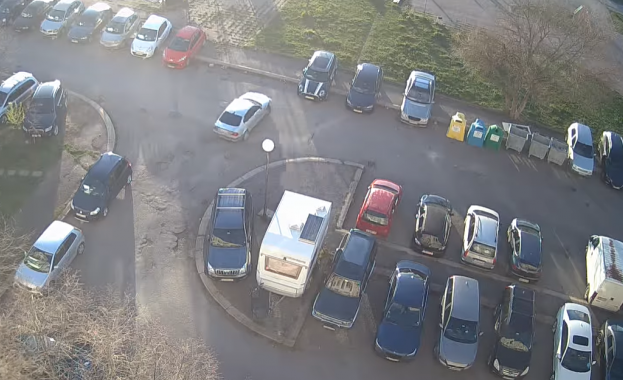 Шофьор на автомобил помете паркирани коли в столичния квартал Овча