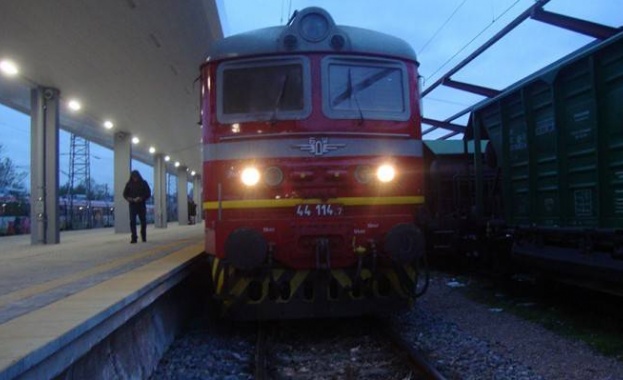 Бързият нощен влак от Варна за София все още пътува.
Два