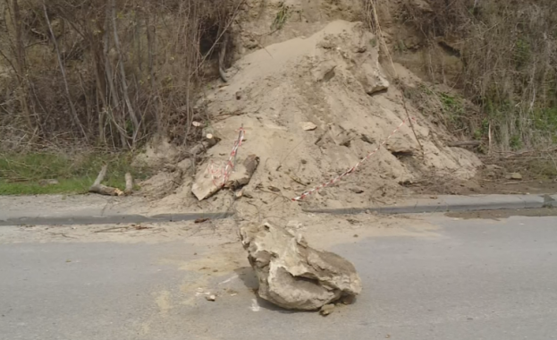 Свлачище се активизира тази сутрин на крайбрежната алея във Варна