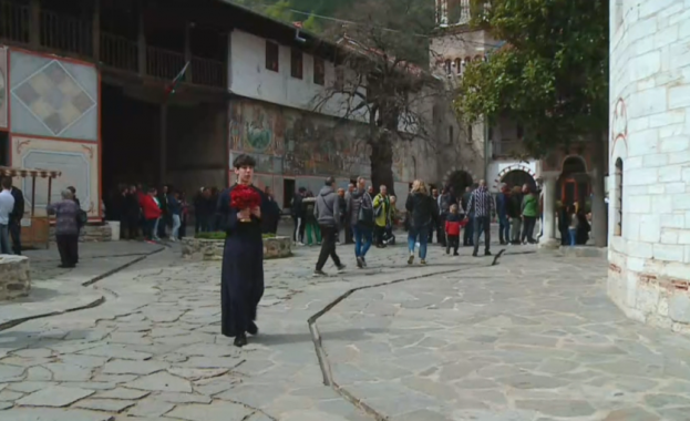 На Разпети петък: Стотици вярващи се стичат в Бачковския манастир