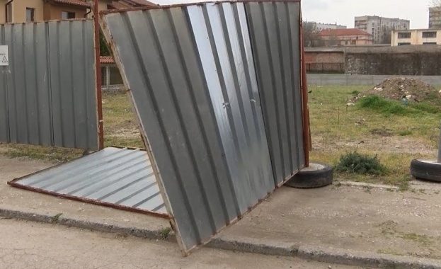 Екипи работят по десет сигнала за щети причинени от силния