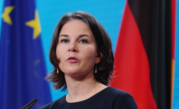 Външният министър на Германия Аналена Бербок посети границата между Южна