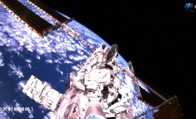 Тайконавтите от „Шънчжоу-15“ с рекордна четвърта космическа разходка 