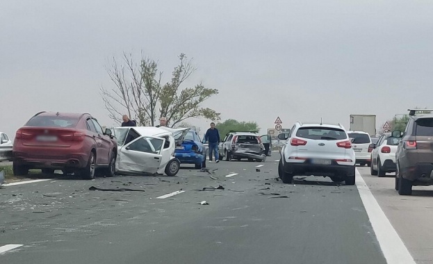 Верижна катастрофа с пет автомобила затрудни движението на АМ Тракия