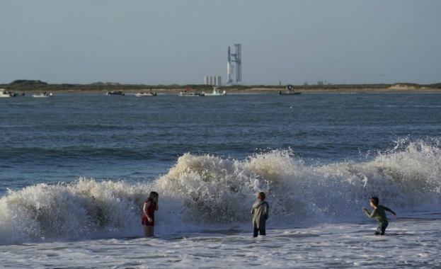 Компанията Спейс Екс отложи насроченото за днес изстрелване на свръхтежката