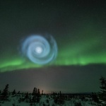 Странна спирала се появи върху северно сияние в Аляска 