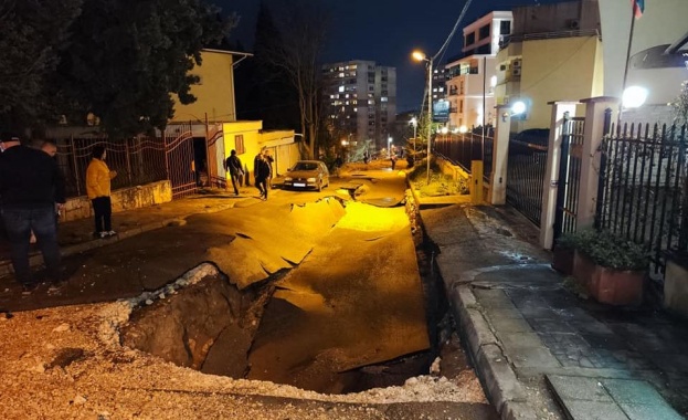 Спукан водопровод помете улица и наводни булевард във Варна