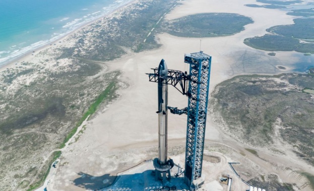 Корабът Старшип на Спейс Екс беше успешно изстрелян с ракетата