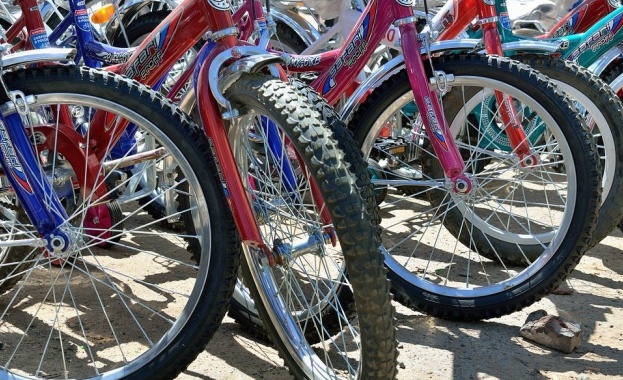 Спортисти повеждат колоната на велошествие за по-чист въздух в София