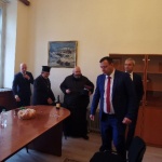 Свещеник освети стаята на "Възраждане" в Народното събрание