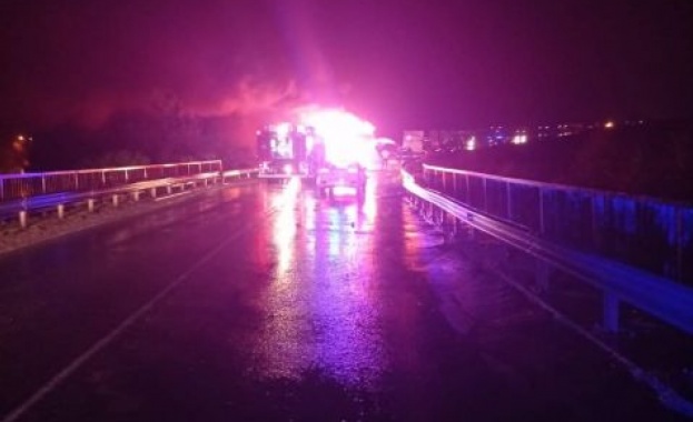 Два тира с турска регистрация са се сблъскали в нощта