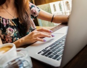 Жените са по-скептични към AI в работата от мъжете